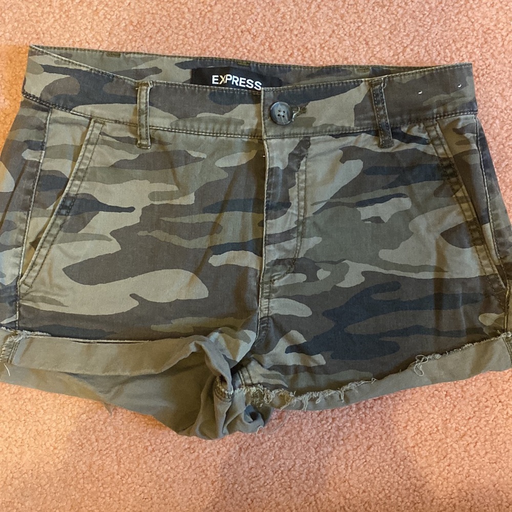 EXPRESS Camo Mid Rise Cargo Shorts - Picture 6 of 7